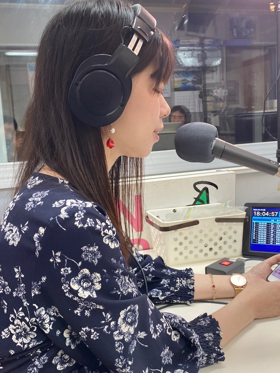 マイクに向かう女性