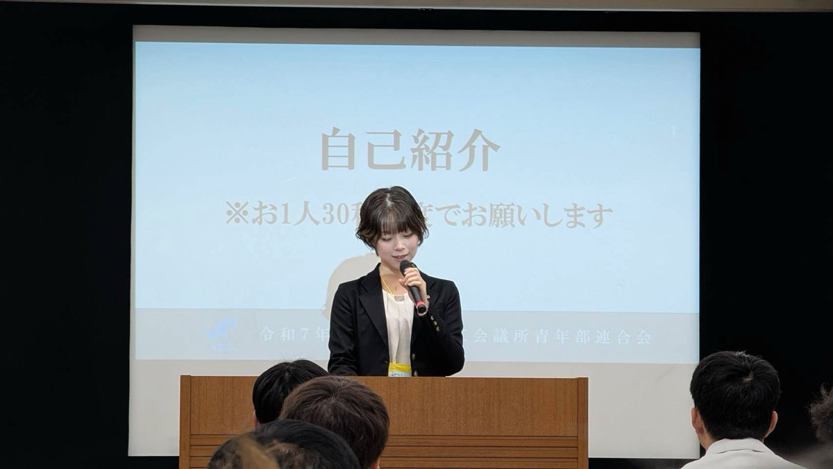 ペンを持つ女性