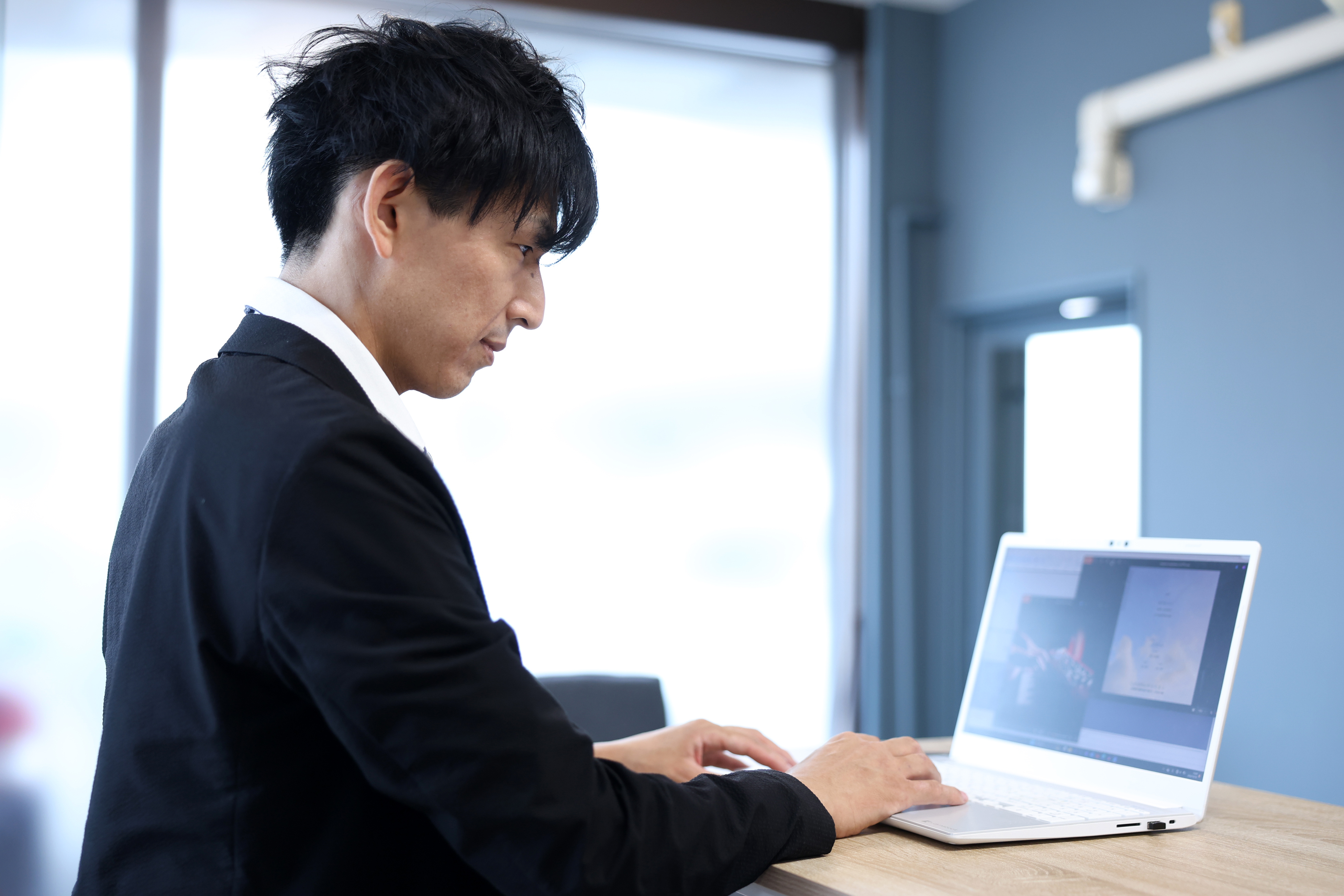 ペンを持つ女性