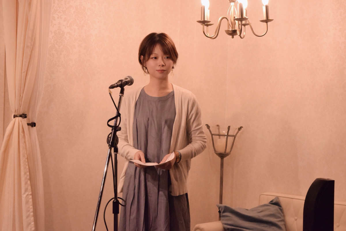 マイクに向かう女性