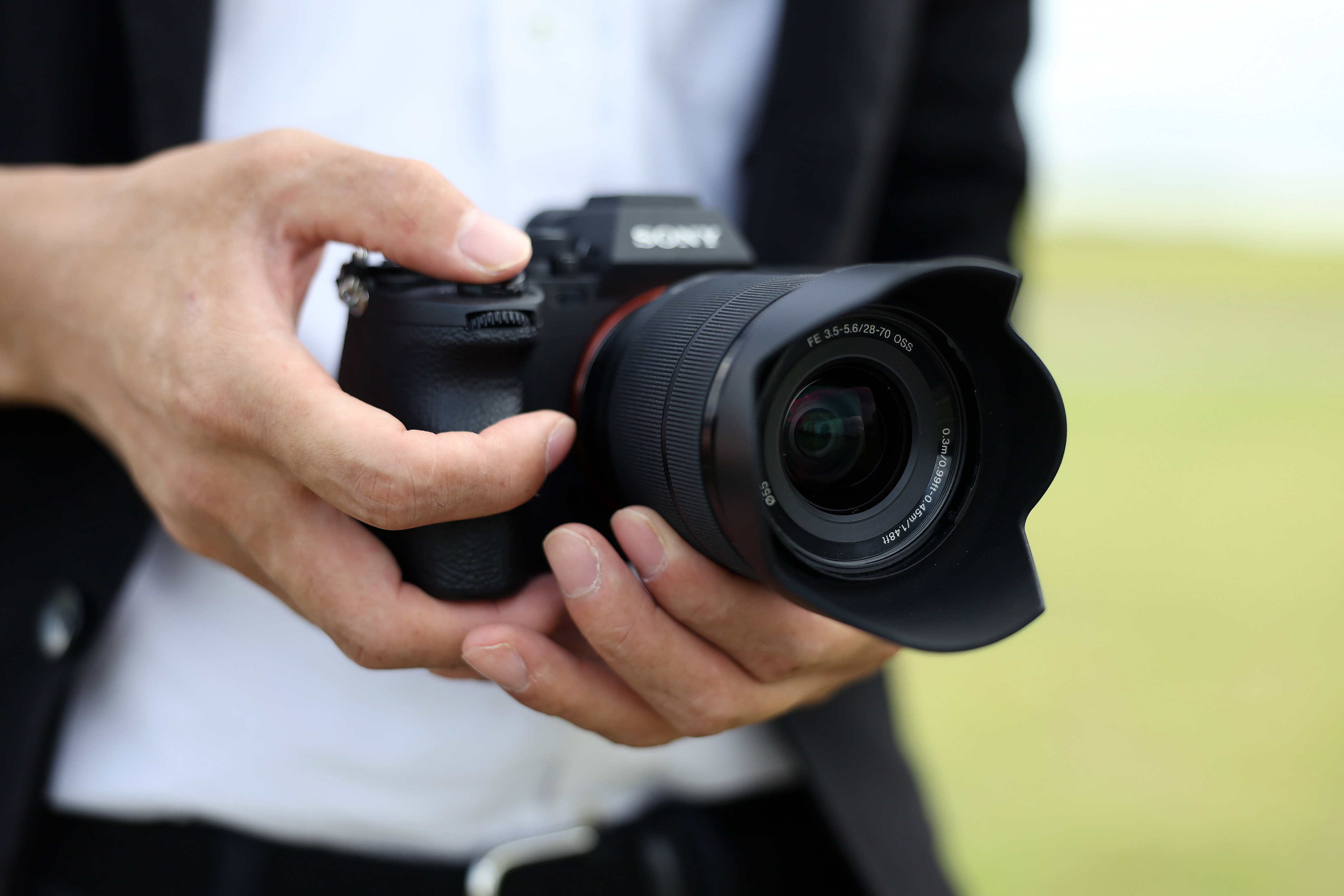 パソコンに向かう女性