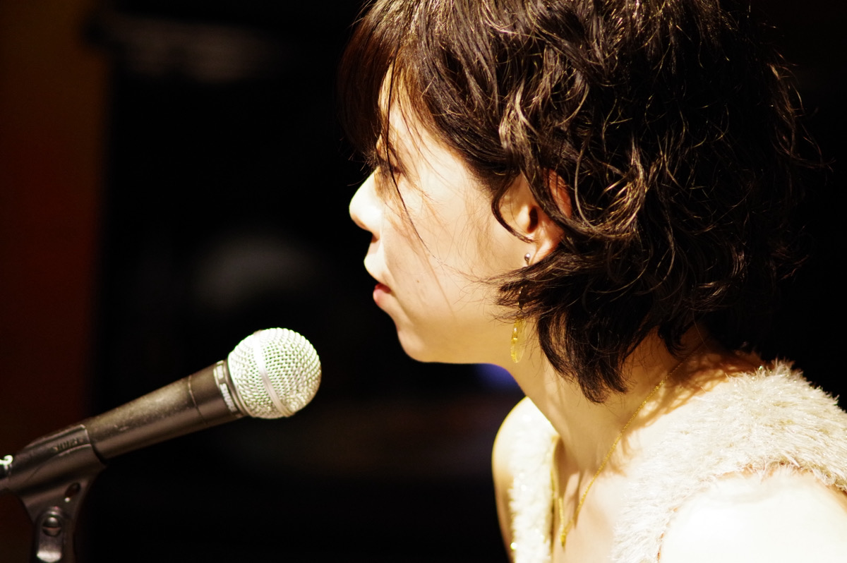 マイクに向かう女性