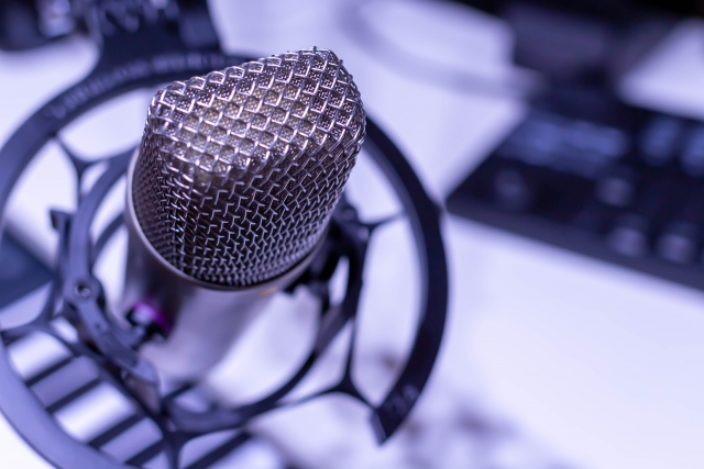 マイクに向かう女性